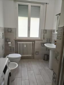 弗利Residenza Chiara的一间带卫生间、水槽和窗户的浴室