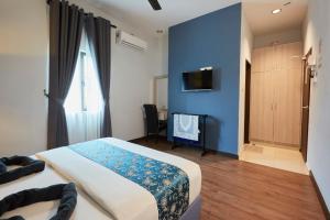 关丹D' Qamar Guesthouse的一间卧室设有一张床和蓝色的墙壁