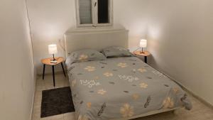 Qiryat H̱ayyimПрекрасная квартира на берегу Средиземного моря的一间小卧室,配有一张床和两张桌子