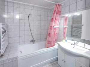 扎马迪罗迪克公寓酒店的白色的浴室设有浴缸和水槽。