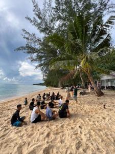 刁曼岛Dumba Bay Tioman的一群人坐在海滩上