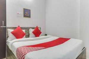 兰奇The Radium Inn的一间卧室配有一张带红色枕头的大床