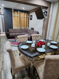 塔克纳Departamentos Amoblados Tacna Heroica的客厅配有桌椅和沙发