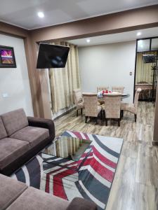 塔克纳Departamentos Amoblados Tacna Heroica的客厅配有沙发和桌子