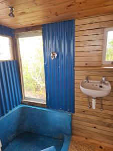 兰格班Aintree Lodge - Yoga Den的浴室配有盥洗盆和浴缸。