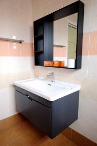 普崇Puchong Landed Homestay - 1st unit @ BKT Puchong的浴室设有白色水槽和镜子