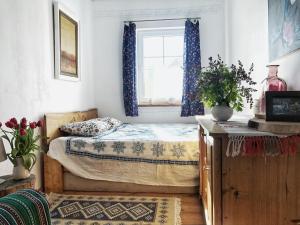 Magiczne Podlasie的一间卧室设有一张床和一个窗口