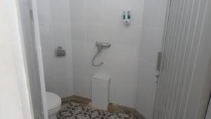 武吉丁宜Hotel Asia Bukittinggi的白色的浴室设有卫生间和淋浴。