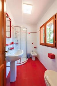 马里纳迪马萨WELLNESS VERSILIA -SAUNA & JACUZZI- Free Parking-的一间带水槽、淋浴和卫生间的浴室