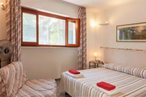 马里纳迪马萨WELLNESS VERSILIA -SAUNA & JACUZZI- Free Parking-的一间卧室设有一张床和一个窗口