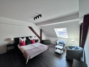 GöllheimHotel Restaurant Goldenes Ross的卧室配有一张带粉红色枕头的大床
