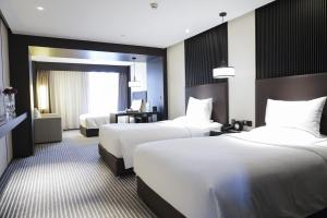西安西安東舍酒店的酒店客房配有两张床和一张书桌
