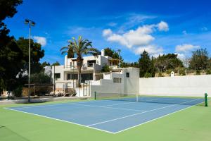 Sant RafaelVilla Romero Renovated的房屋前的网球场