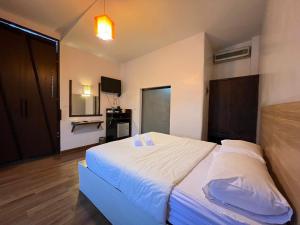 Ban Mae Kham Lang WatThe Green Season Resort的卧室配有一张带白色床单和枕头的大床。