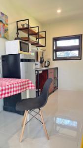 拜县班纳姆胡简易别墅旅馆的厨房里的一张黑椅和一张桌子