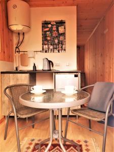 卡兹贝吉Tiny House Kazbegi的一间厨房,里面配有桌椅