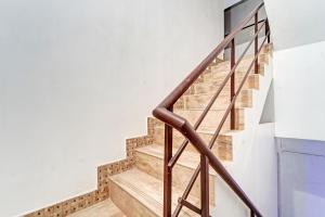 IrugūrCollection O Ark Residency的白色墙壁房子里的木楼梯
