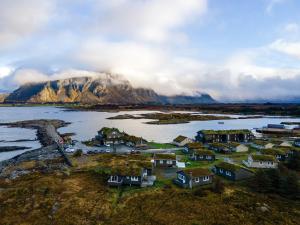 FarstadHustadvika Havhotell - by Classic Norway Hotels的水体旁村庄的空中景观