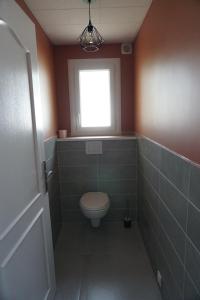 达韦济约Appartement Davézieux的一间带卫生间和窗户的浴室