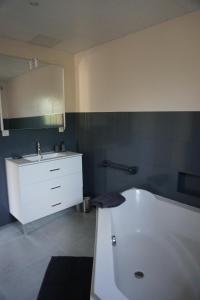 达韦济约Appartement Davézieux的浴室配有白色浴缸和水槽