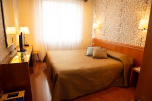 米兰eco Hotel Milano & BioRiso Restaurant的酒店客房设有一张带窗户的床。