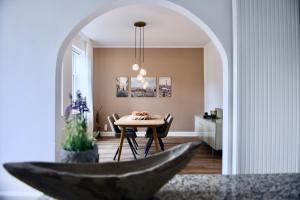 凯尔克拉Villa Aix的中间设有1间带1张桌子和1个碗的用餐室