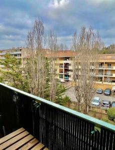 普罗旺斯艾克斯Studio Sainte Victoire avec balcon的阳台享有停车场的景致。