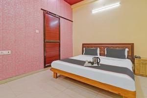 CharbaghCapital O Phenix Elite Near Phoenix United Lucknow的一间卧室配有一张床和粉红色的墙壁
