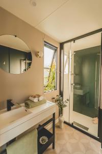 富埃南考斯特亚摩尔露营地的带浴缸、水槽和镜子的浴室