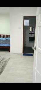 怡保Lanai Meranti的通往卧室的开放式门,卧室配有床