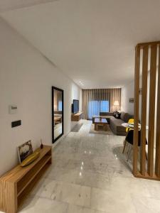 卡萨布兰卡Studio de luxe, en plein centre de Casablanca的客厅配有沙发和桌子