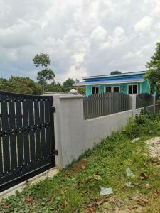 怡保Lanai Meranti的房屋前的围栏