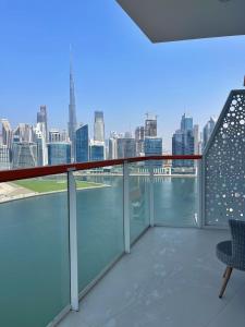 Al ḨamīdīyahDubai Canal Burj khalifa view 2bedroom apartment的市景阳台