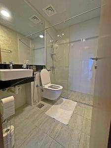 Al ḨamīdīyahDubai Canal Burj khalifa view 2bedroom apartment的浴室配有卫生间、盥洗盆和淋浴。