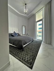 Al ḨamīdīyahDubai Canal Burj khalifa view 2bedroom apartment的一间卧室设有一张床和一个大窗户