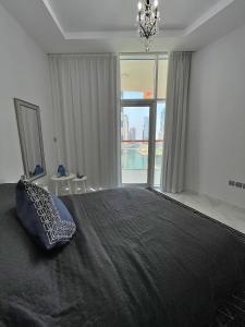 Al ḨamīdīyahDubai Canal Burj khalifa view 2bedroom apartment的一间卧室设有一张大床和一个大窗户