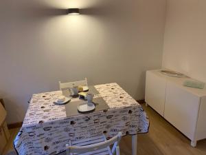 Lajes das FloresFazenda Apartments - Apartment 2的餐桌、两把椅子、一张桌子和一张桌布