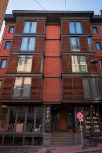 伊斯坦布尔Homie Suites - Loft 27 in the heart of Cihangir的一座高大的红砖建筑,没有停车标志