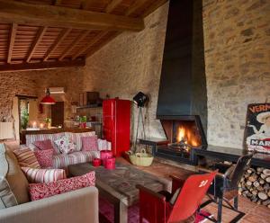 赫罗纳Els Masos de Caula的带沙发和壁炉的客厅