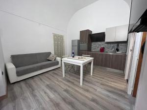 罗迪-加尔加尼科Casa vacanze la volta的客厅配有沙发和桌子