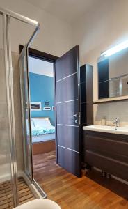 韦内雷港CasAmare Portovenere的带淋浴和盥洗盆的浴室