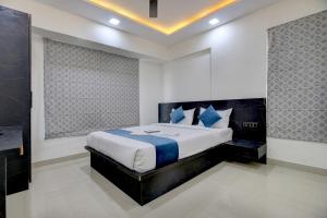 浦那StayBird - Silver Oak, An Apartment Hotel, Kharadi的一间卧室,卧室内配有一张大床