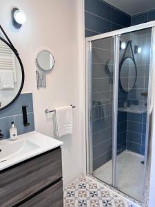 旺德尔港莱斯帕格博酒店及餐厅的带淋浴和盥洗盆的浴室