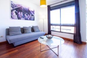 马德里卡斯蒂拉卢德科公寓的客厅配有沙发和桌子