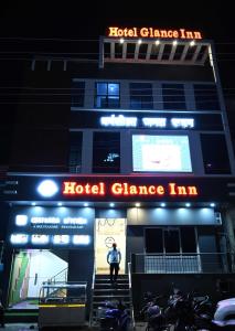 GulzārbāghHotel Glance Inn的站在酒店舞馆前的人