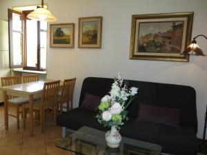卡斯塔诺兰泽Holiday Home I Grilli by Interhome的客厅配有沙发和鲜花桌