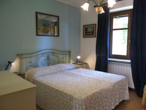 卡斯塔诺兰泽Holiday Home I Grilli by Interhome的一间卧室设有一张床和一个窗口