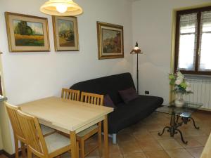 卡斯塔诺兰泽Holiday Home I Grilli by Interhome的客厅配有桌子和沙发