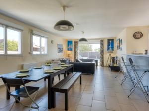 VensacVilla Nael - MVT140 by Interhome的用餐室以及带桌椅的起居室。