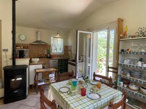 因佩里亚Holiday Home Casa dei Nonni - IMP425 by Interhome的厨房配有桌椅和炉灶。